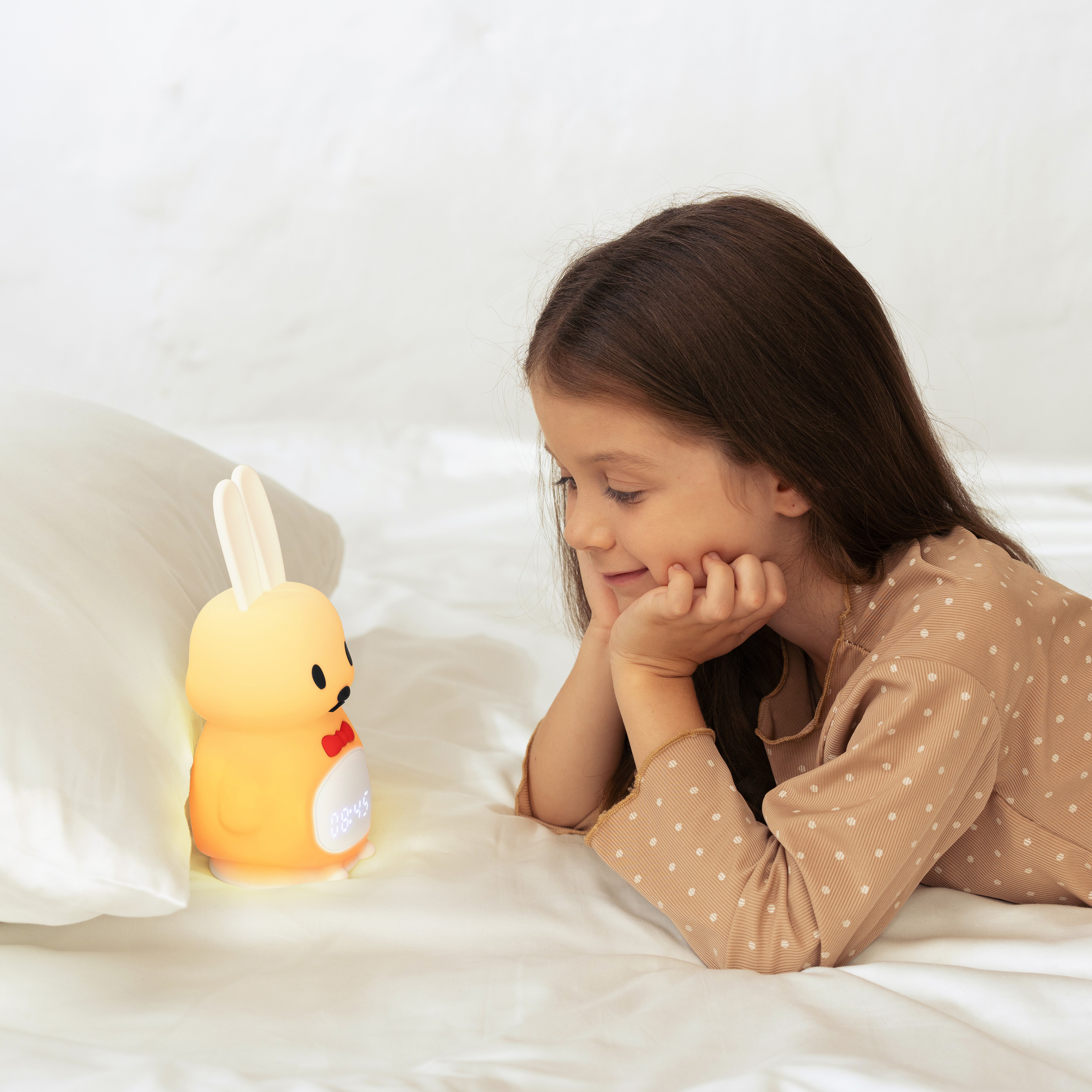 Slaaptrainer – Slaapwekker Baby – Nachtlamp functie met Wekker – Kinderwekker – Tuxedo Rabbit – Inclusief App