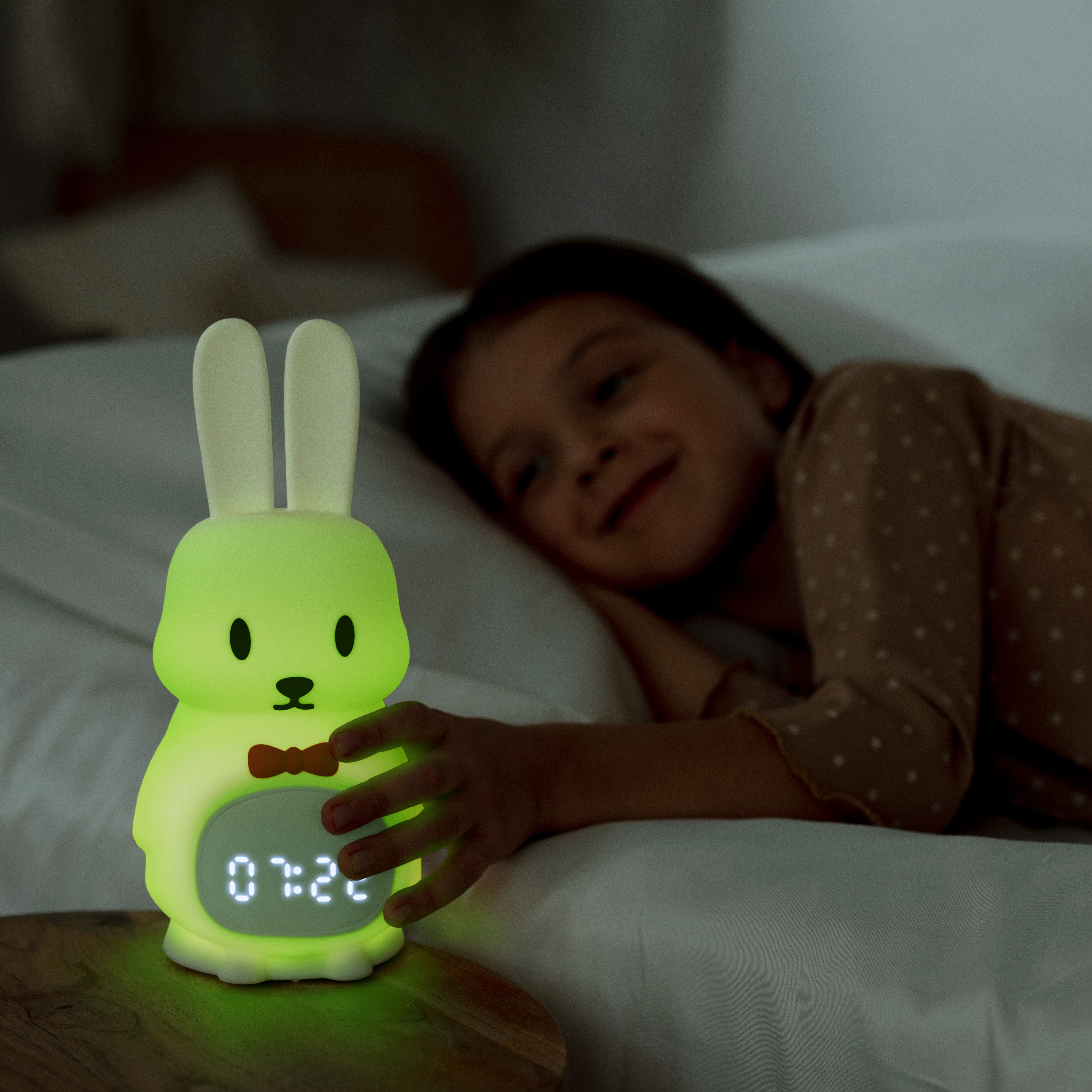Slaaptrainer – Slaapwekker Baby – Nachtlamp functie met Wekker – Kinderwekker – Tuxedo Rabbit – Inclusief App